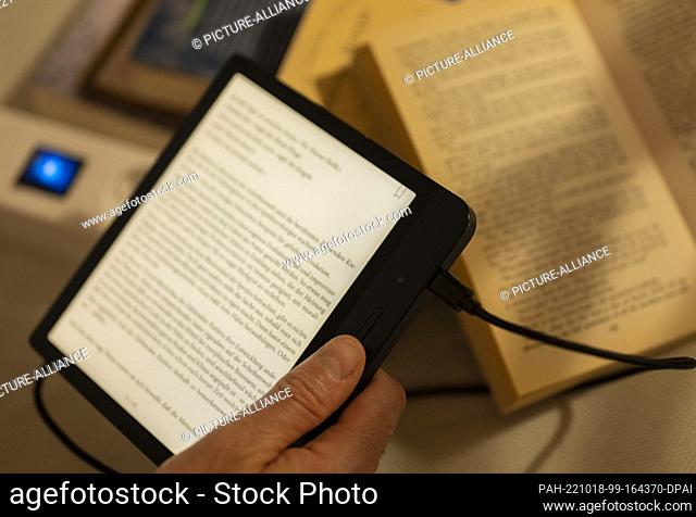 ILLUSTRATION - 17 October 2022, Berlin: A charging cable is connected to the side of an e-book reader. Photo: Monika Skolimowska/dpa