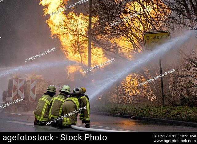 20 December 2022, North Rhine-Westphalia, Duisburg: Firefighters work to extinguish a burning gas leak. The gas line had been damaged during construction work