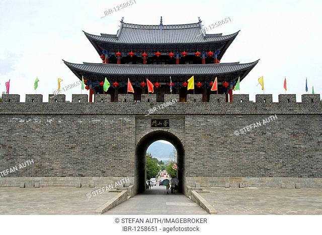 Gate of the city wall, West Gate, Dali, Yunnan Province, People's Republic of China, Asia