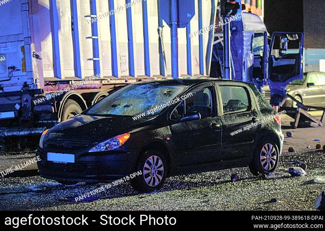 27 September 2021, North Rhine-Westphalia, Jülich: A car is parked at the intersection amid broken glass and sugar beets