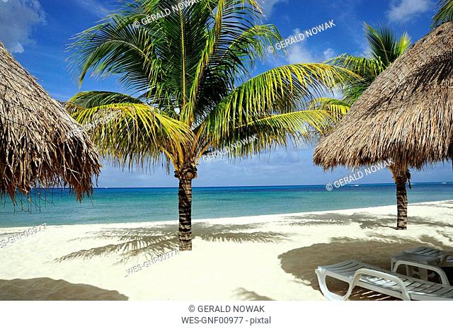 Mexiko, Cozumel, Beach chair and Palapas on tropical beach