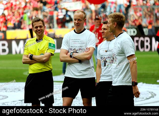 Abschied als Bundesliga-Schiedsrichter: Schiedsrichter Dr. Jochen Drees (Münster) erhielt von seinen Assistenten eine Widmung auf dem Trikot