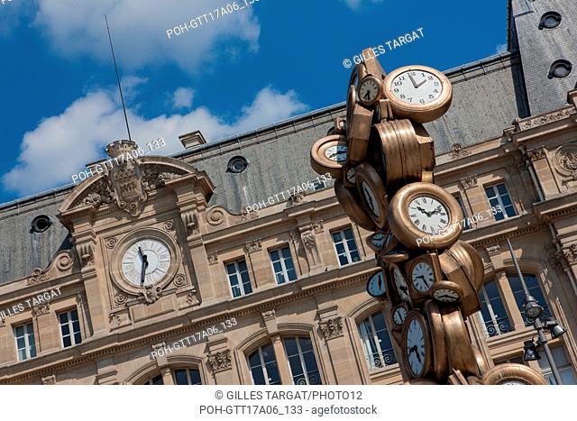 Paris, Gare Saint-Lazare, cour du havre, sculpture of Arman, L'Heure de tous, Photo Gilles Targat