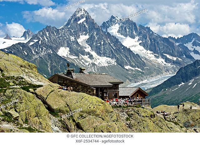 Mountain hut Refuge du Lac Blanc in the Aiguilles Rouges National Nature Reserve, peak Aiguille de Chardonnet behind, Chamonix, Haute-Savoie department, France