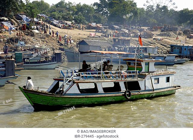 Harbour scene at river Irrawaddy, Mandalay, Myanmar, Burma