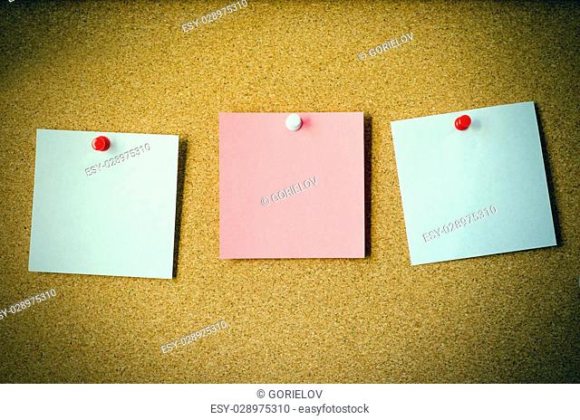 blank note papers on a cork board