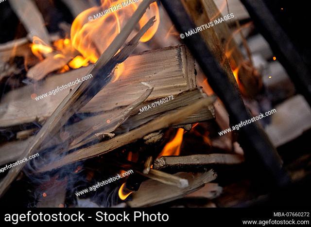 Canada, Alberta, Canadian Rockies, Jasper National Park, Wilcox Creek Campground, fire place, burning logs