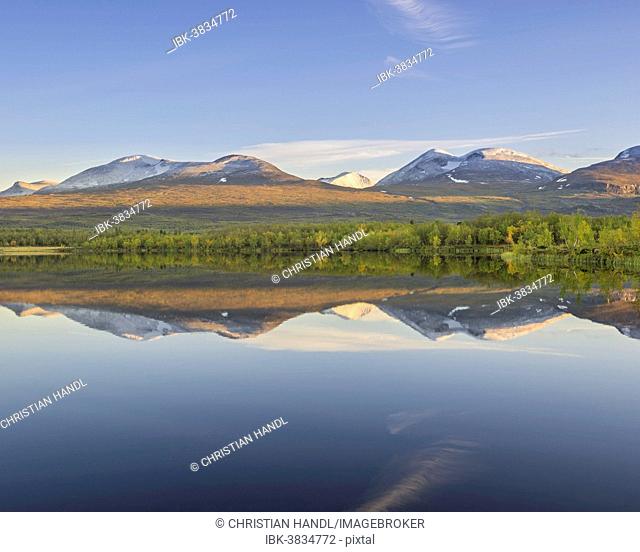 Vuolio Njáhkájávri Lake, Lapporten trough valley, glacial trough, at the back, Abisko National Park, Norrbotten County, Sweden