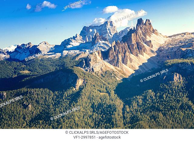 Croda da Lago and mount Pelmo in background, Dolomites, Cortina d Ampezzo, Belluno, Veneto, Italy