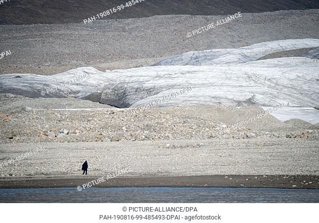 15 August 2019, Canada, Pond Inlet: Heiko Maas (SPD), Foreign Minister, walks alone along the shore in front of a glacier at Pond Inlet, in the Canadian Arctic