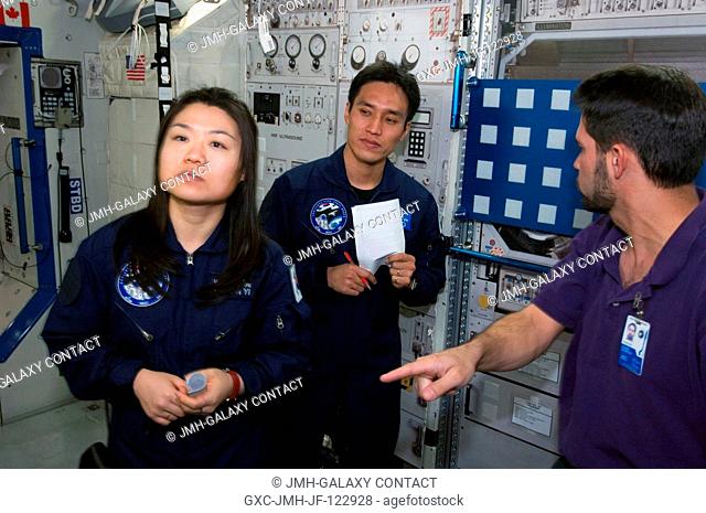 San Ko (center) and So-yeon Yi (left), South Korean prime and backup spaceflight participants, respectively, participate in a space station hardware training...