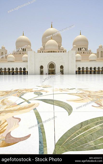 The inner courtyard of the Sheikh Zayed Mosque. Abu Dhabi. United Arab Emirates