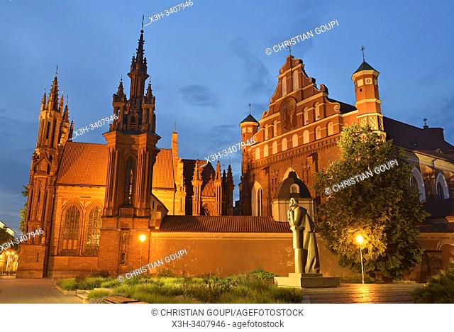 monument dâ. . Adam Mickiewicz pres des eglises Sainte-Anne et Saint-Francois-d'Assise, Vilnius, Lituanie, Europe/ Adam Mickiewicz Monument near the Saint...