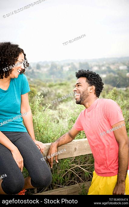 Hombre afroamericano riéndose de novia en zona remota