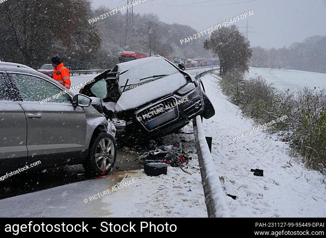 27 November 2023, Rheinland-Pfalz, Koblenz: Two cars collided head-on on a slippery road on the B49 near Koblenz. Two people were seriously injured and the main...