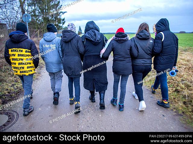 PRODUCTION - 12 January 2023, Mecklenburg-Western Pomerania, Wolgast: Nadine Deutschmann (M) goes for a walk with six of the eight children from the children's...