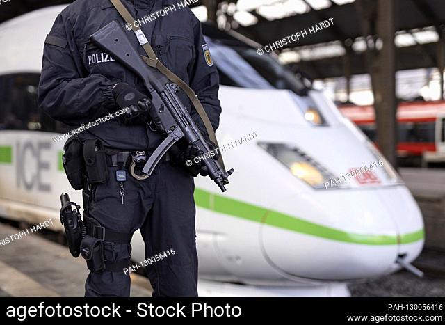 A federal police officer patrols in front of an ICE 3 at Aachen main station. Aachen, February 20th, 2020 | usage worldwide