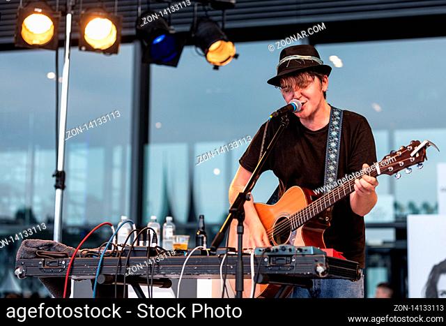 Der britische Musiker Daniel Turnbull alias Funke and the Two Tone Baby live beim 27. Blue Balls Festival in Luzern, Schweiz, Europa