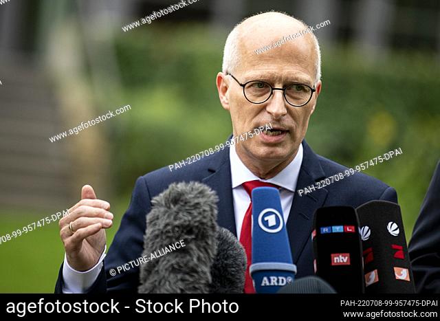 08 July 2022, Berlin: Peter Tschentscher (SPD), First Mayor of Hamburg, takes part in a press conference after the meeting of the minister presidents of the...