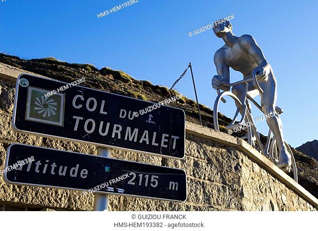 France, Hautes Pyrenees, col du Tourmalet 2115m, statue representing the ascension of col duTourmalet Tour de France