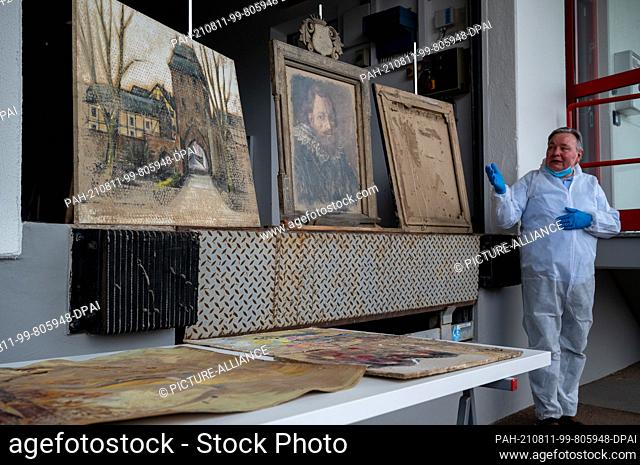 11 August 2021, Rhineland-Palatinate, Trier: Painting restorer Dimitri Scher explains the upcoming restoration work on muddy paintings