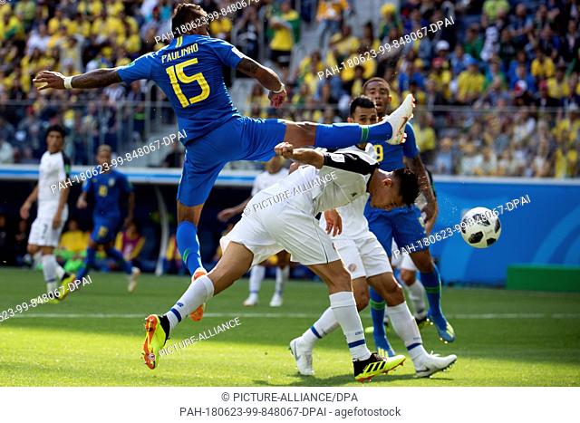 22 June 2018, Russia, Saint Petersburg, Soccer, Group E, Matchday 2 of 3, Brazil vs Costa Rica at the St. Petersburg Stadium: Paulinho (L) from Brazil and Oscar...