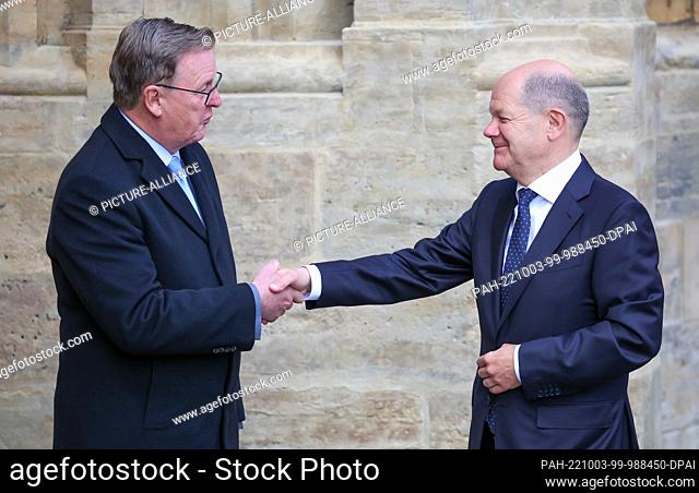 03 October 2022, Thuringia, Erfurt: Bodo Ramelow (l, Die Linke), Minister President of Thuringia and President of the Bundesrat, welcomes Olaf Scholz (SPD)