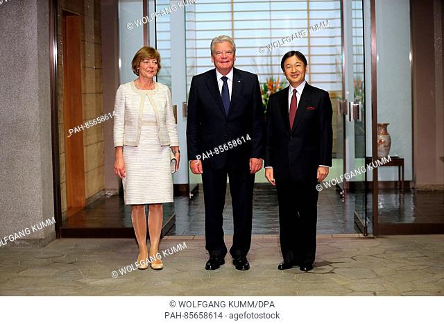 German president Joachim Gauck (M) and his partner Daniela Schadt are welcomed by Japanese crown prince Naruhito in Tokyo, Japan, 15 November 2016