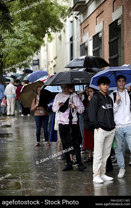 Madrid, Spain; 04.09.2023.- Rain in the city of Madrid, queues to enter the Thyssen-Bornemiza Museum. 04 09 2023. In the Community of Madrid