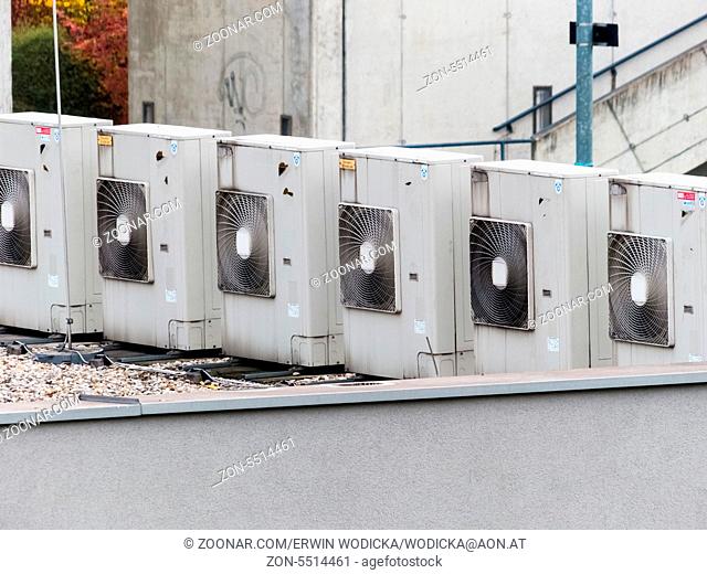 Mehrere Klimageräte einer Klimaanlage stehen nebeneienander. Kühlung durch Energie