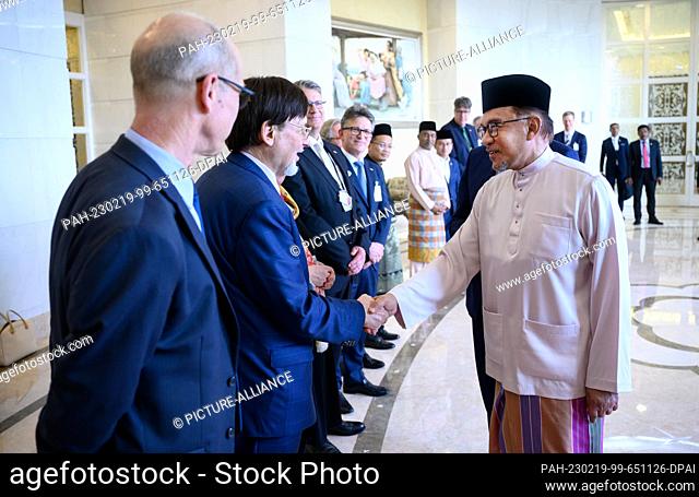 17 February 2023, Malaysia, Kuala Lumpur: Anwar Ibrahim (r), Prime Minister of Malaysia, welcomes Günther Mull (2nd from left)
