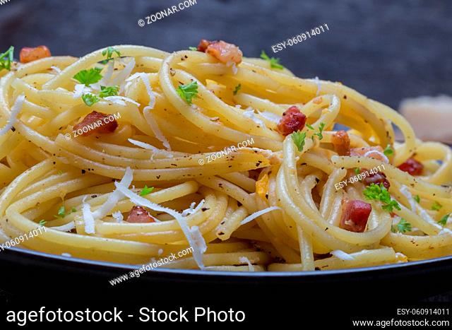 Spaghetti Carbonara mit Speck und Parmesan