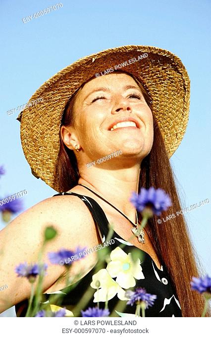 Frau mit Hut im Kornfeld