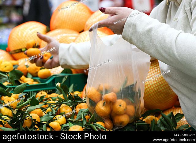RUSSIA, NOVOSIBIRSK - DECEMBER 16, 2023: Mandarins are on sale in an Auchan hypermarket. Kirill Kukhmar/TASS