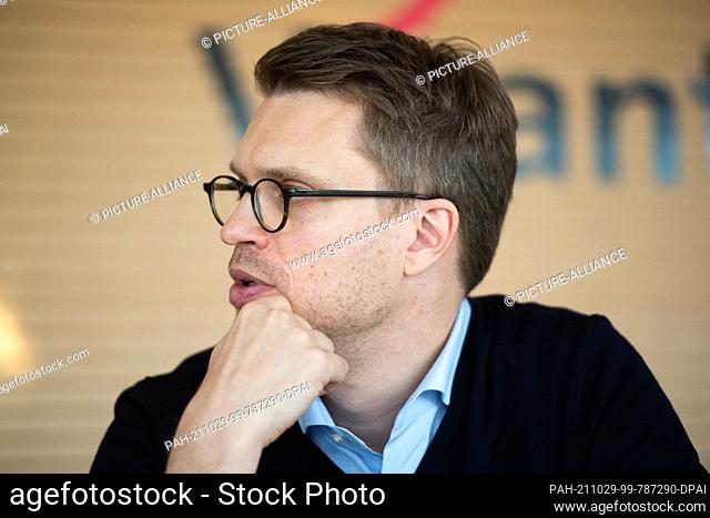 29 October 2021, Berlin: Johannes Danckert, acting chairman of the Vivantes management, speaks at a press conference following collective bargaining...