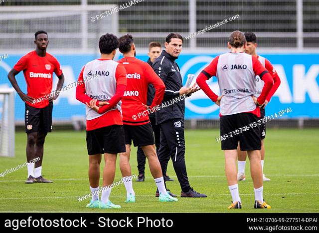 06 July 2021, North Rhine-Westphalia, Leverkusen: Football, Bundesliga, Training kick-off Bayer 04 Leverkusen at the training ground at the BayArena: New coach...