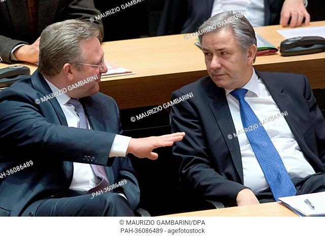 Governing mayor of Berli Klaus Wowereit (R) and Senator of the Interior Frank Henkel chat during a special meeting on the renewed delay of the new Berlin...