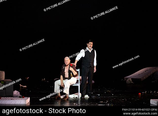 14 October 2021, Hamburg: Burghart Klaußner (l, Bassa Selim) and Dovlet Nurgeldiyev (Belmonte) are on stage during the photo rehearsal of the play ""Die...