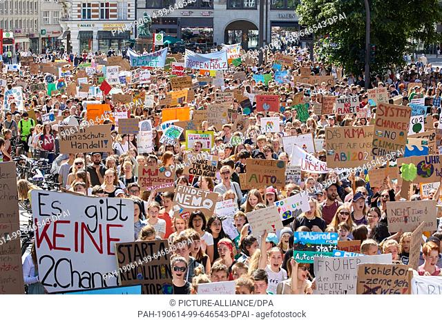 14 June 2019, Hamburg: Participants of the climate demonstration Fridays for Future hold up banners at the Gänsemarkt with the inscription: ""At 6 in...
