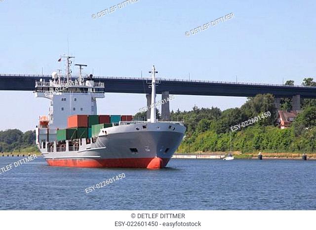 Containerschiff auf dem Kiel Kanal