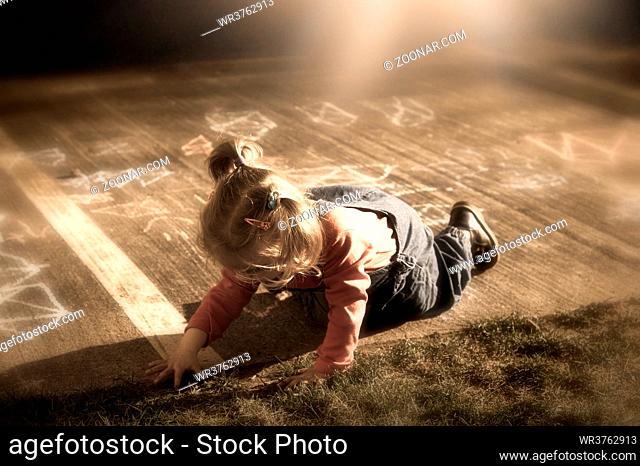 Niedliches kleines Mädchen spielt und malt mit Kreide auf dem Bürgersteig. Cute little girl playing on the ground on the sidewalk with chalk paintings