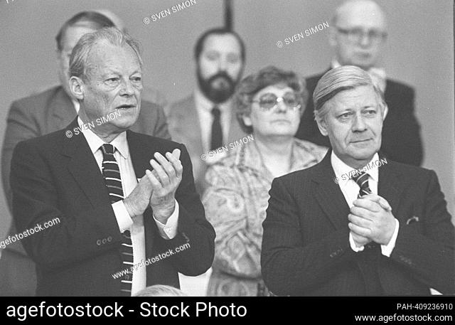 ARCHIVE PHOTO: The SPD will be 160 years old on May 23, 2023, POLITICS: Helmut SCHMIDT, Germany, politician, SPD, with Willy BRANDT (left)