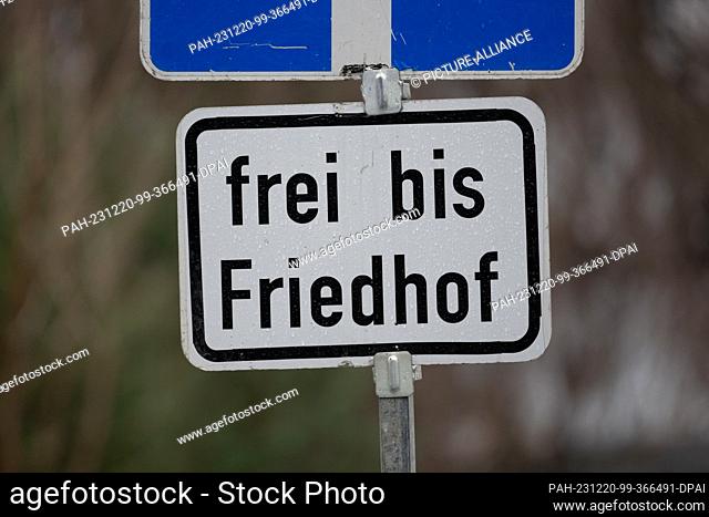 PRODUCTION - 20 December 2023, Saxony, Großröhrsdorf: There is an additional sign ""free to the cemetery"" on the road to the ruins of the town church