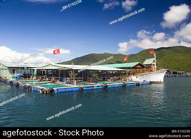Floating houses in front of Ho Ca Tri Nguyen Island, Nha Trang Bay, South China Sea, Nha Trang, Vietnam, Asia