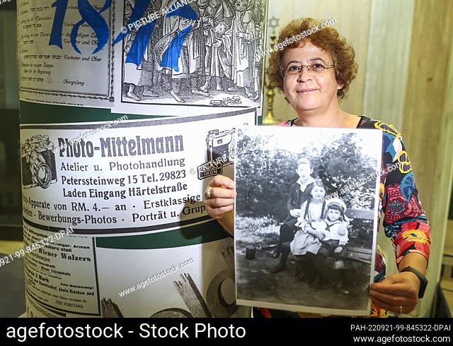 21 September 2022, Saxony, Leipzig: Nadia Vergne, granddaughter of the Jewish Leipzig photographer Abram Mittelmann, shows a photo of her grandfather