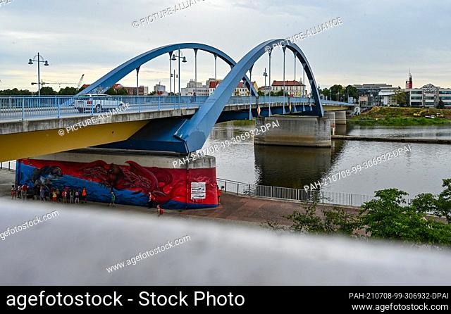 08 July 2021, Brandenburg, Frankfurt (Oder): The border crossing Stadtbrücke in Frankfurt (Oder) over the Oder River to the Polish city of Slubice