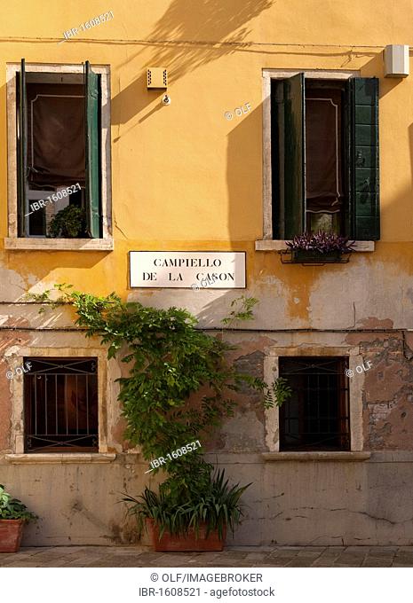 House facade at the Campiello de la Cason, Cannaregio district, Venice, Veneto, Italy, Europe
