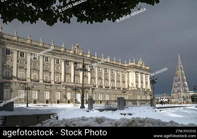 Palacio Real nevado. Madrid. España