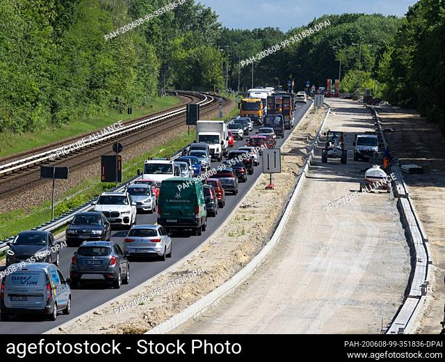 28 May 2020, Berlin: Due to the construction site on the federal road 96a near the border to the state of Brandenburg, cars and trucks are driving on the...