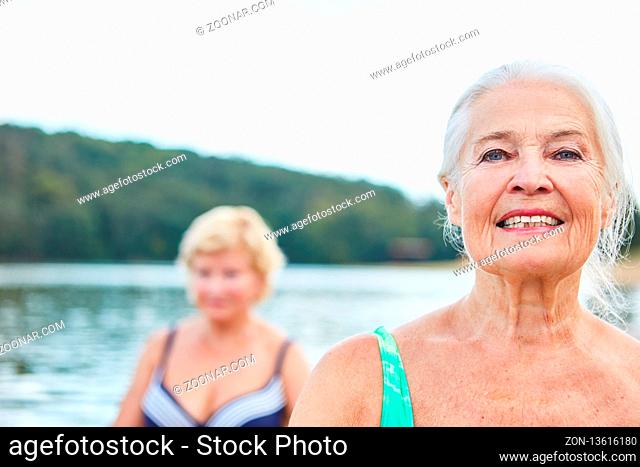 Glückliche vitale Senior Frau in der Natur in einem Wellness Kurs oder im Urlaub